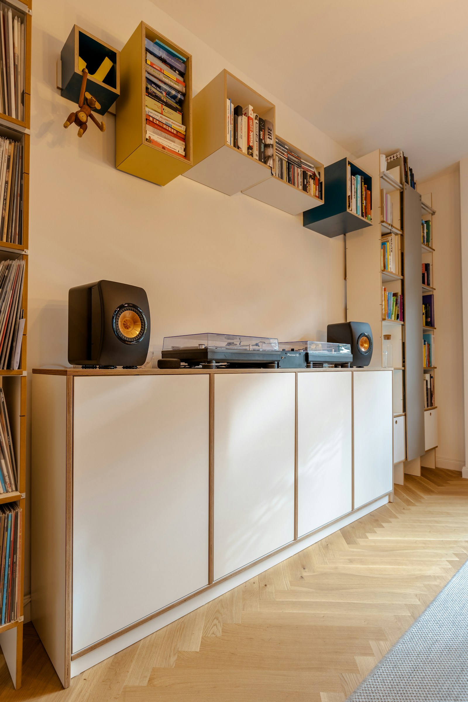 Bookshelf speakers and a turntable on a cabinet — stock photograph