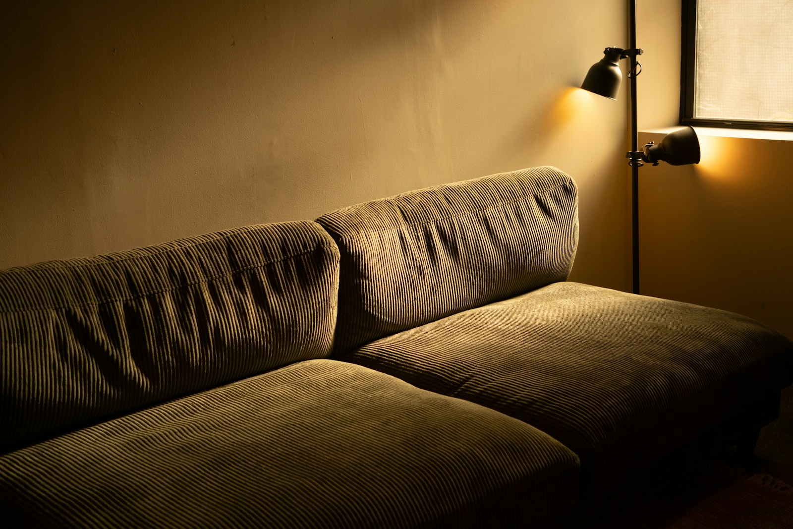 Wall lamps and a floor lamp in a dark room — stock photograph